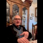 Чоловік надає серцево-легеневу реанімацію