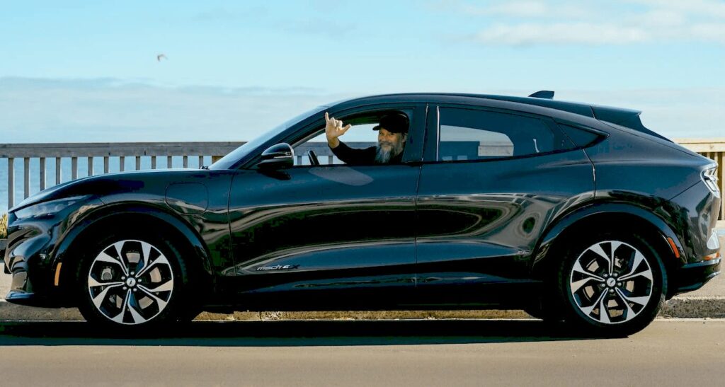 Електромобіль Ford Mustang Mach-E на фоні пейзажу Каліфорнії