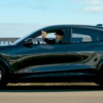 Електромобіль Ford Mustang Mach-E на фоні пейзажу Каліфорнії