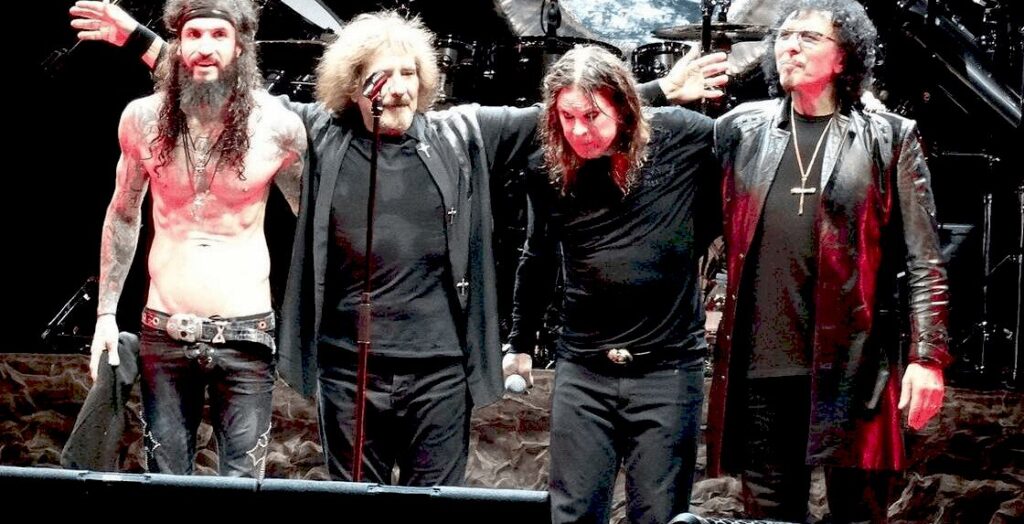Оззі Осборн сидить на троні під час фінального концерту Black Sabbath