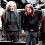 Оззі Осборн сидить на троні під час фінального концерту Black Sabbath