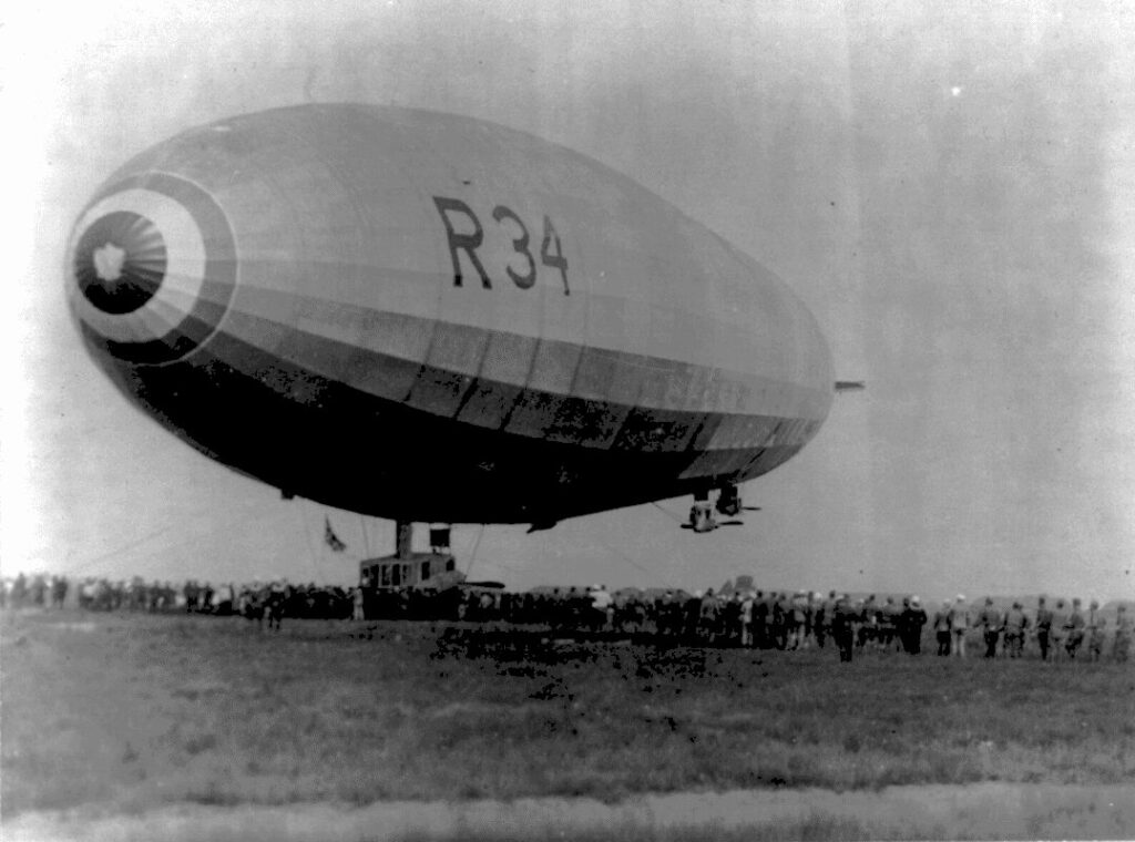 Дирижабль R34 в небі