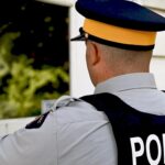 Канадський поліцейський допомагає літньому чоловікові