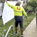 Доброта постальника в дощ