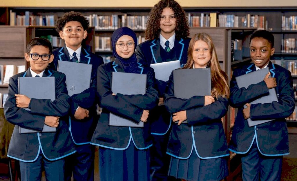 Учні Cumberland Community School у нових формах