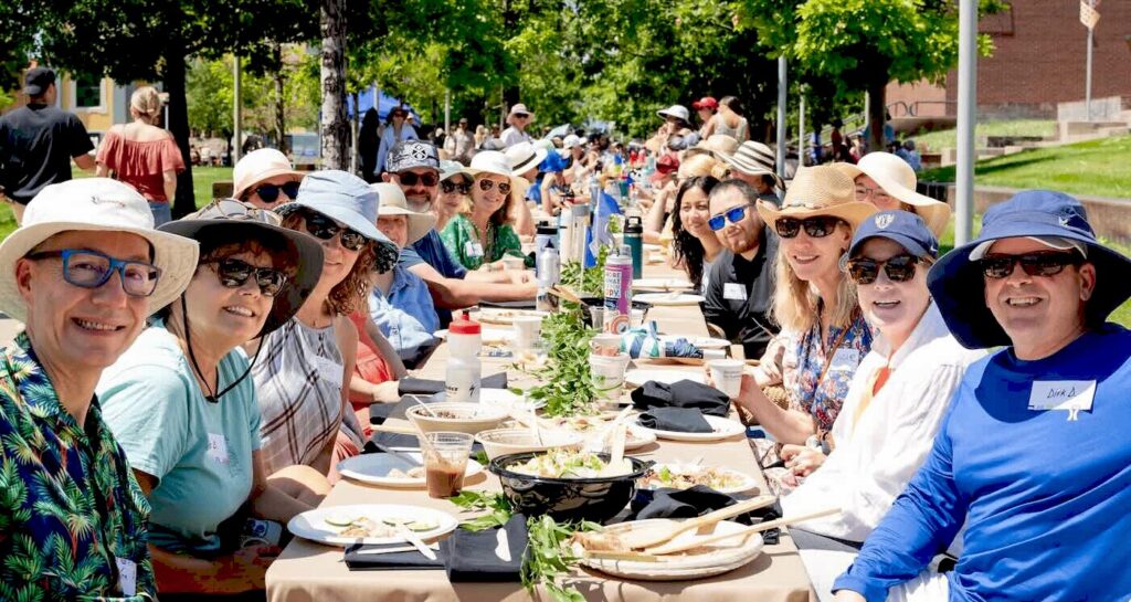 Спільна трапеза на Mile Long Table в Денвері
